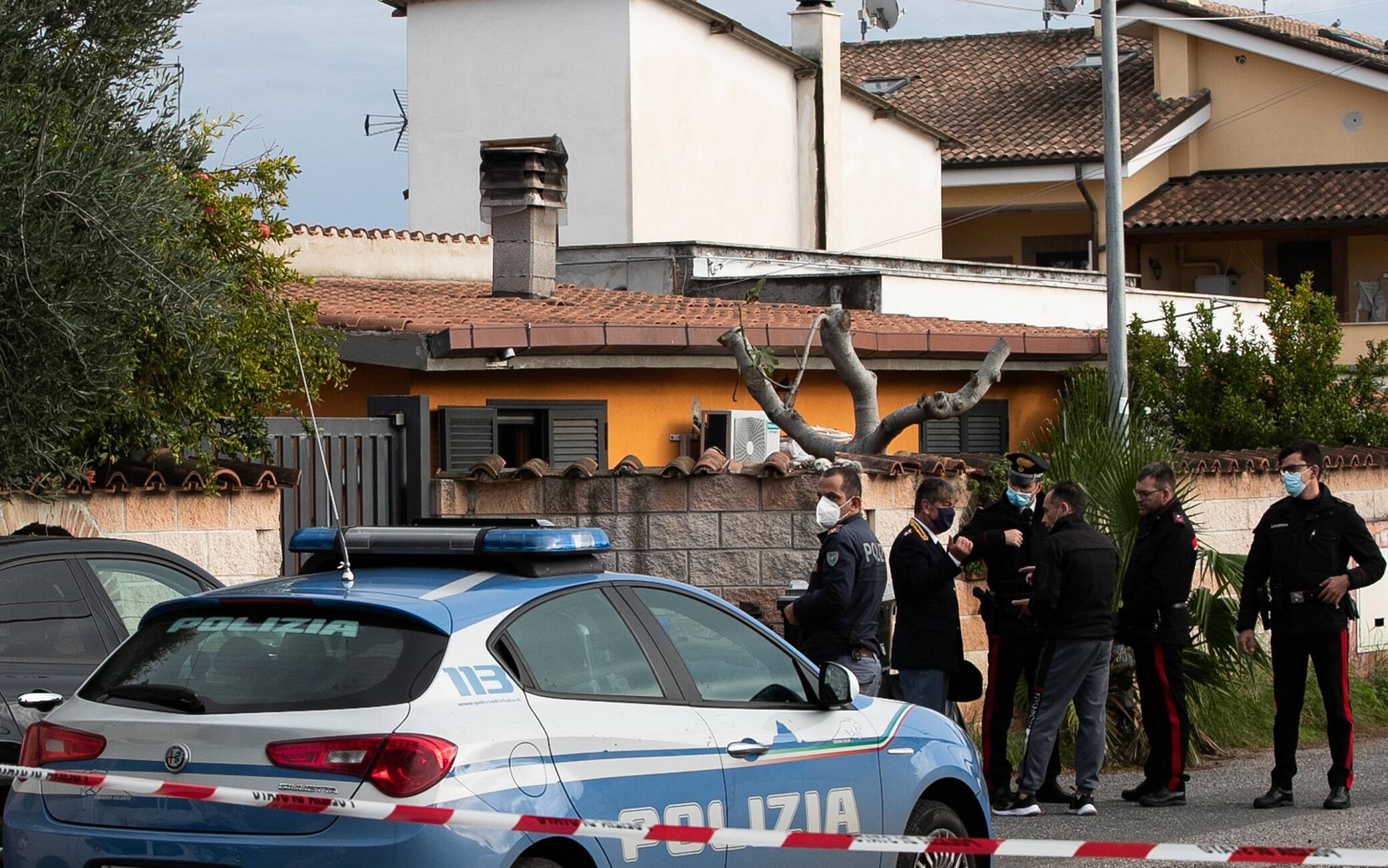 Rilievi delle forze dell'ordine nei pressi dell'abitazione in cui una donna è stata uccisa con un colpo di fucile, a Ostia, Roma, 4 novembre 2021. ANSA/EMANUELE VALERI