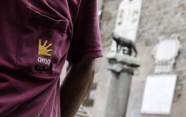 Operatori Ama di fronte al Campidoglio, Roma, 05 agosto 2016. ANSA/ANGELO CARCONI