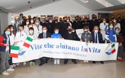 Calcio, la Nazionale in visita ai pazienti del Bambino Gesù di Roma