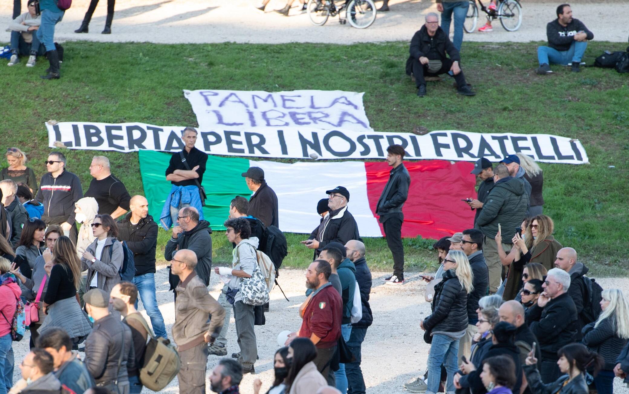 Un momento della manifestazione 'No Green Pass' al Circo Massimo a Roma, 13 novembre 2021. Con lo slogan "Noi siamo il popolo delle piazze d'Italia" è iniziata a Circo Massimo, al centro di Roma, la manifestazione contro il Green Pass. I primi gruppi di manifestanti con palloncini bianchi, azzurri e bandiere tricolore hanno raggiunto l'area del sit-in. ANSA/MAURIZIO BRAMBATTI