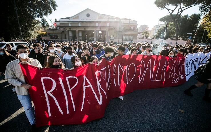 Un momento della manifestazione degli studenti, Roma, 19 novembre 2021. ANSA/ANGELO CARCONI