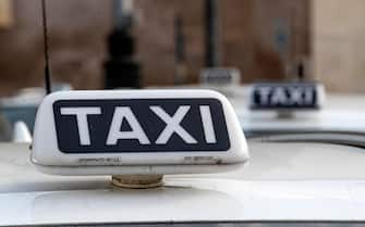 Un taxi parcheggiato nei pressi della stazione Termini durante lo sciopero a Roma, 22 ottobre 2021. 
ANSA/MASSIMO PERCOSSI