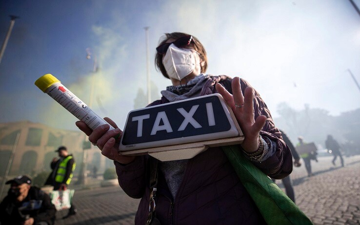 Lo sciopero dei tassisti a Roma La manifestazione dei tassisti organizzata per lo sciopero indetto da tutte le sigle sindacali contro il ddl concorrenza, Roma, 24 novembre 2021.
ANSA/MASSIMO PERCOSSI