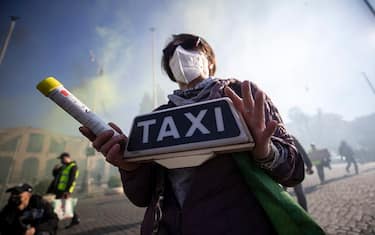 La manifestazione dei tassisti organizzata per lo sciopero indetto da tutte le sigle sindacali contro il ddl concorrenza, Roma, 24 novembre 2021. 
ANSA/MASSIMO PERCOSSI