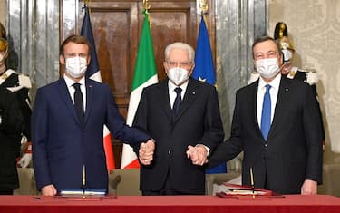 (From L) France's President Emmanuel Macron, Italy's President Sergio Mattarella and Italy's Prime Minister Mario Draghi pose for a photograph during the signing of the Franco-Italian Quirinal Treaty at the Quirinale presidential palace in Rome on November 26, 2021. (Photo by Alberto PIZZOLI / various sources / AFP)