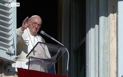 Papa Francesco benedice bambinelli del presepe dopo l’Angelus. VIDEO