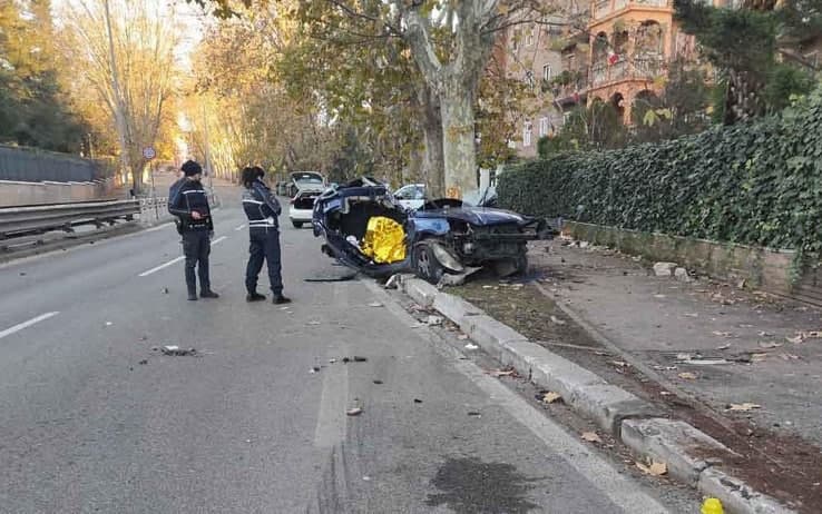 Agenti della polizia locale sul luogo dell'incidente Agenti della polizia locale sul luogo dell'incidente