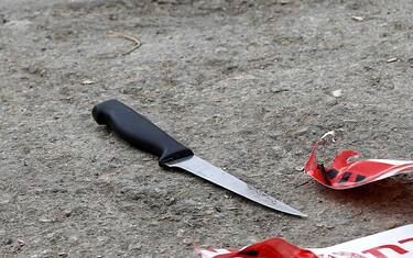 epa05543763 A knife said to be used by a Palestinian assailant is marked as evidence at the scene of what the Israeli military said was a stabbing attack in Tal Rumaida, in the West Bank city of Hebron, 17 September 2016. Israeli military said the Palestinian man was shot dead after attacking a soldier with a knife. EPA/ABED AL HASHLAMOUN