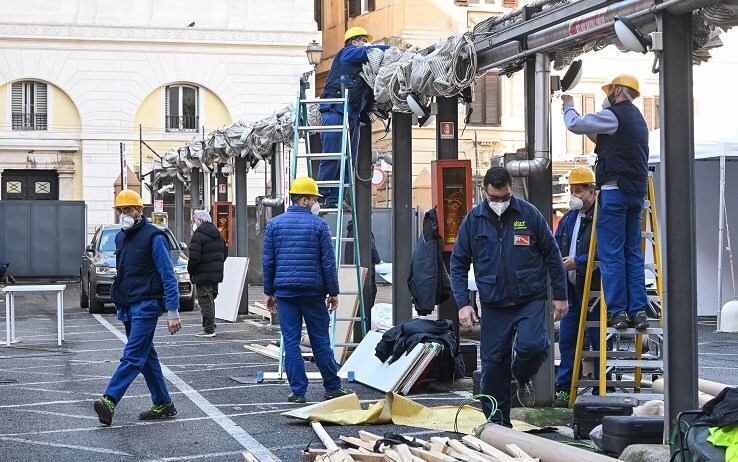 Operai al lavoro per l'allestimento del drive in