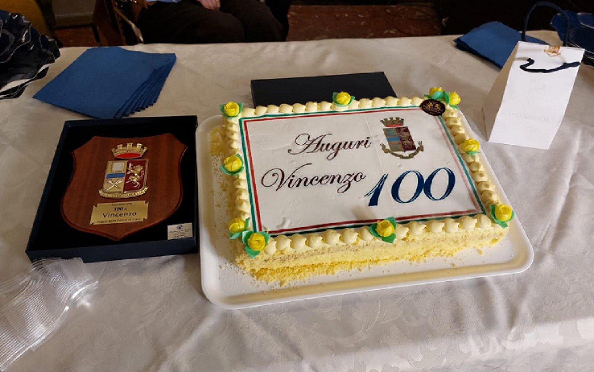 La torta per i 100 anni di Vincenzo Caracciolo