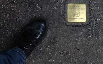 Un momento dell'installazione di una delle undici nuove pietre d'inciampo dell'artista tedesco Gunter Demnig, in Via Po, Roma, 11 gennaio 2016. La pietra, con una targa d'ottone lucente per non dimenticare l'orrore della Shoah, viene posta davanti l'ingresso dell'edificio, al numero civico 42, dove abitava Arrigo Tedeschi, classe 1887, arrestato il 16 ottobre 1943, deportato ad Auschwitz ed assassinato dopo pochi giorni. ANSA/ FABIO CAMPANA
