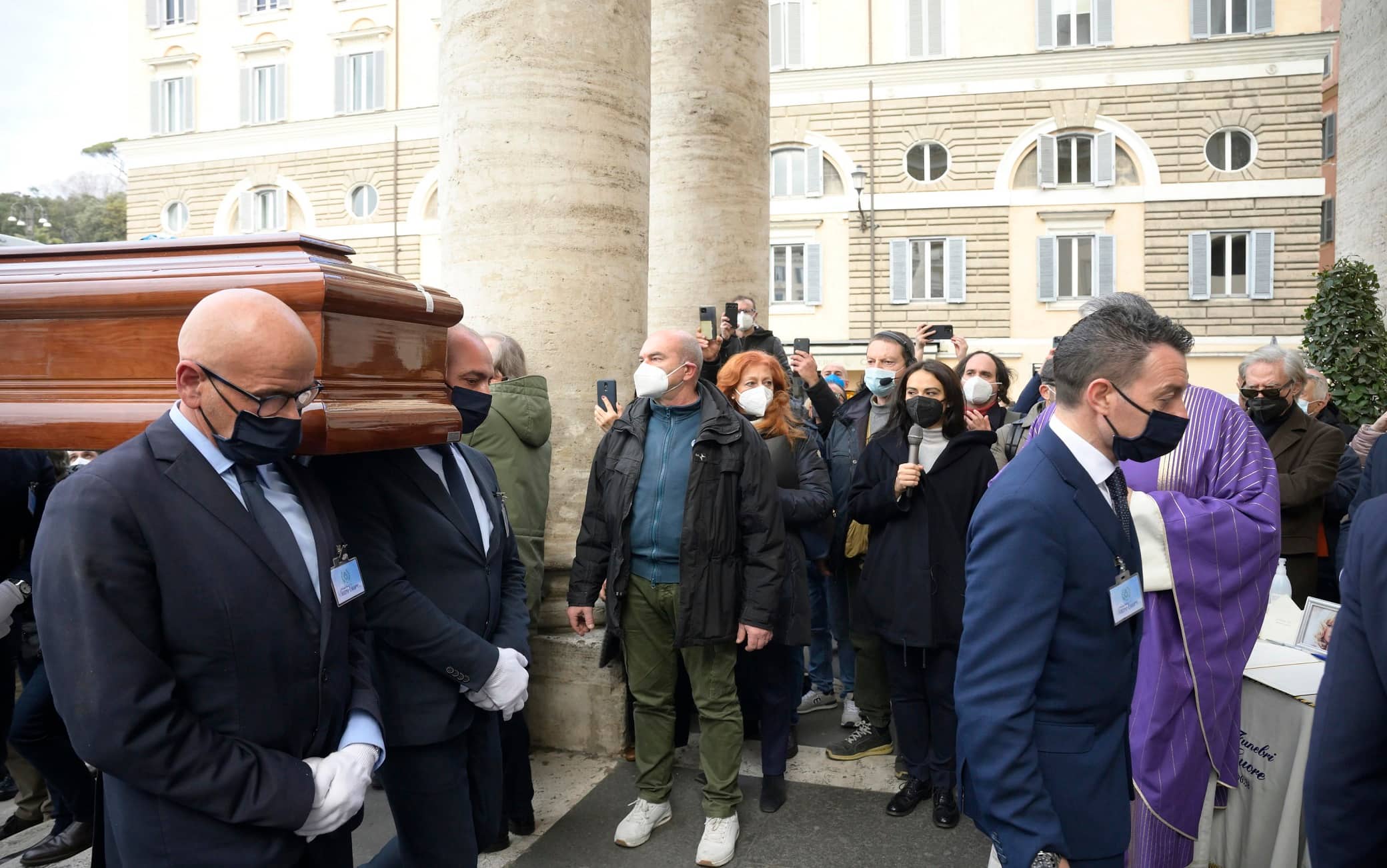 LÕarrivo del feretro dellÕattrice Monica Vitti per i funerali presso la Chiesa degli Artisti. Roma, 5 febbraio 2022. ANSA/CLAUDIO PERI