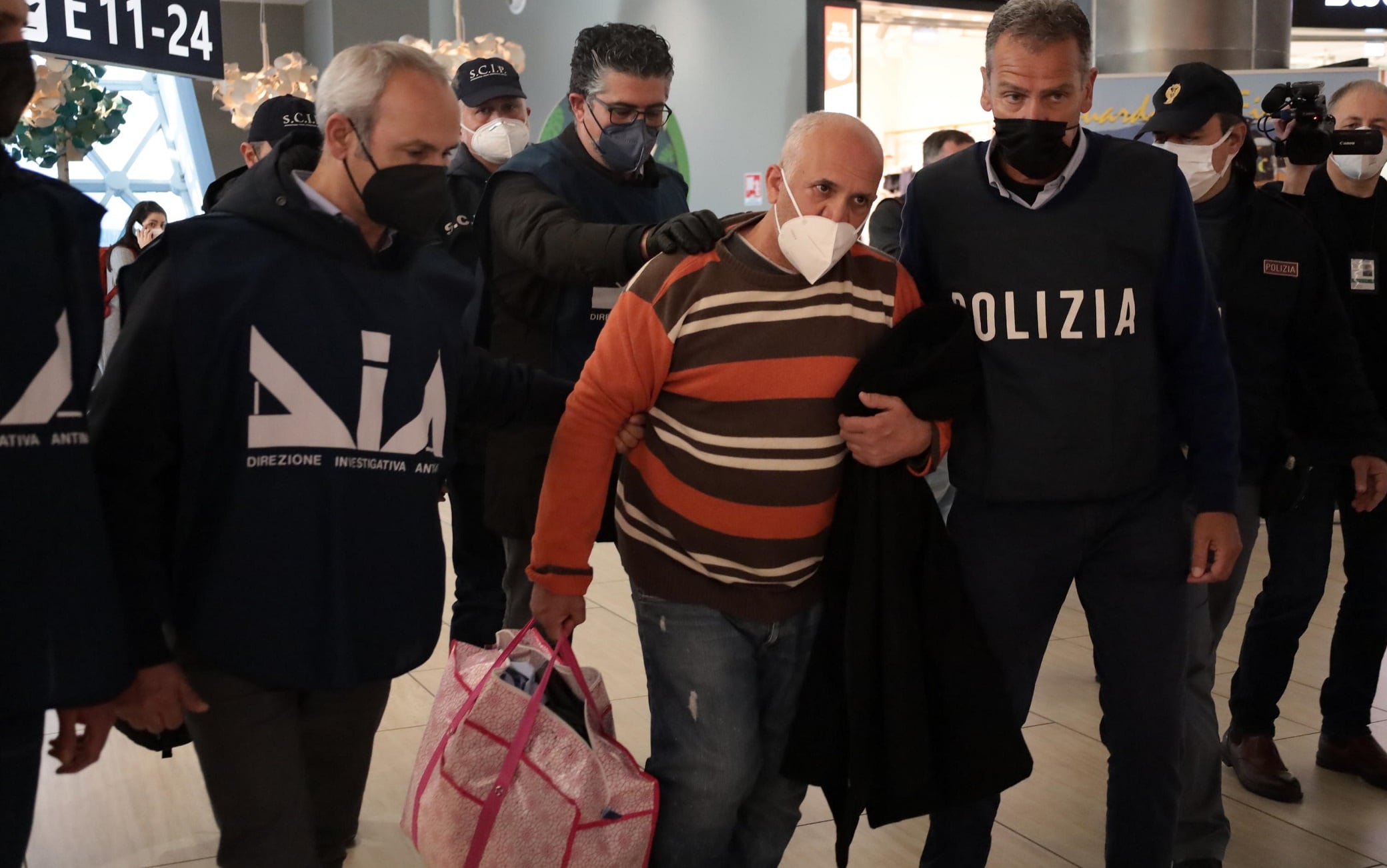 L'arrivo a Fiumicino di Gammino Estradato dalla Spagna, il superlatitante Gioacchino Gammino, boss mafioso della "Stidda", arrestato lo scorso 17 dicembre a Galapagar, una piccola cittadina alla porte di Madrid, dagli investigatori della Direzione Investigativa Antimafia in collaborazione con l'Udico della Polizia Nazionale spagnola, è in Italia, ROma, 11 febbraio 2022. L'arrivo, sotto scorta, alle 15.15, a Fiumicino con un volo di linea da Madrid. ANSA/TELENEWS