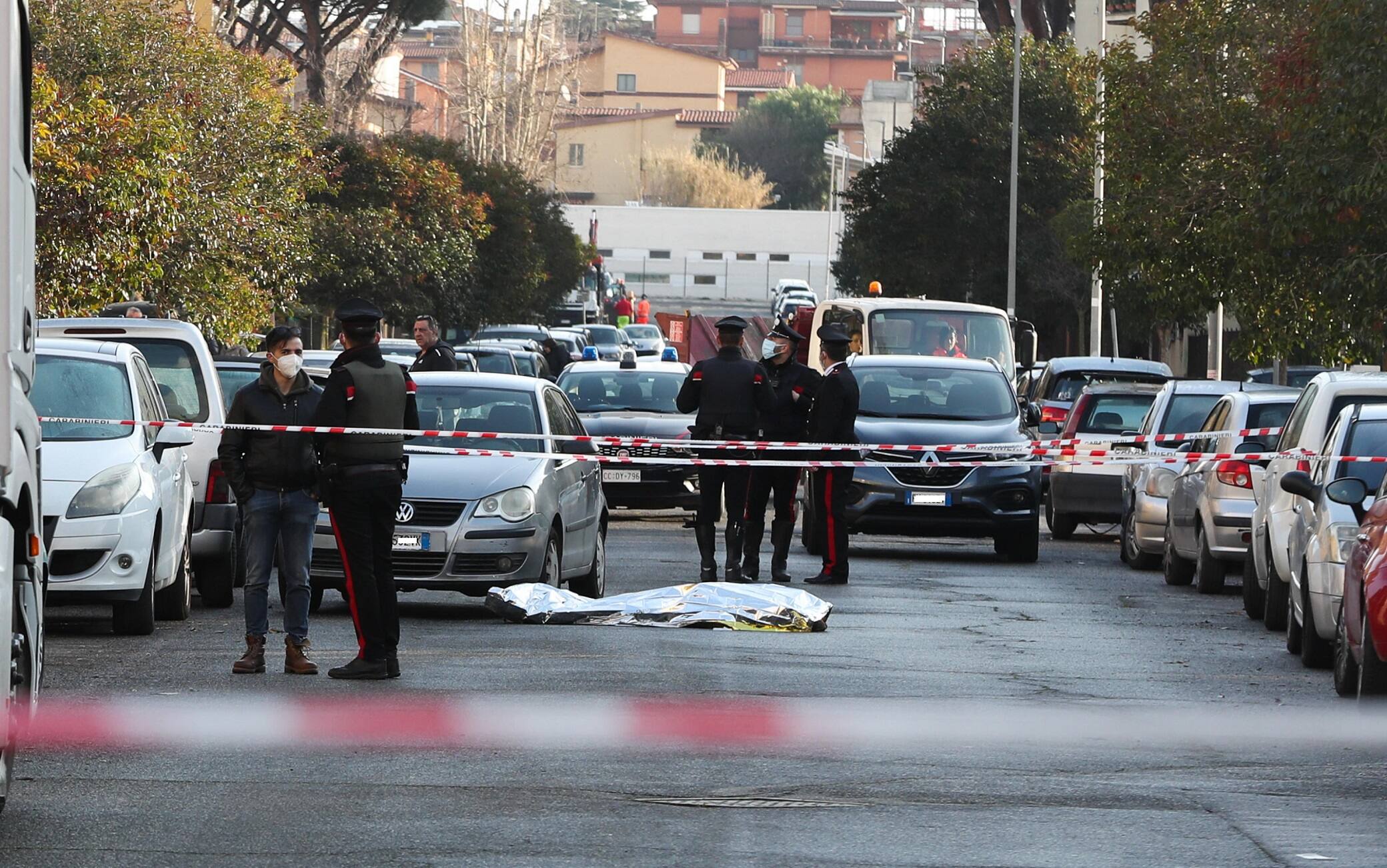 I rilievi dei carabinieri sul luogo dove giace il corpo di un uomo ucciso a cilpi di arma da fuoco in via Alberto Galli, ad Acilia, 14 febbraio 2022. 
ANSA/EMANUELE VALERI