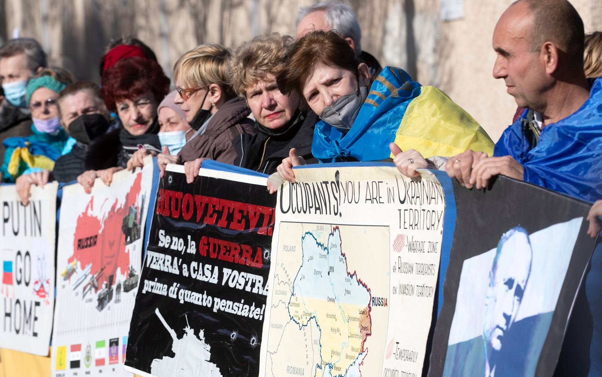 La manifestazione degli ucraini in Italia a viale Castro Pretorio nei pressi dell' ambasciata Russa. Roma 24 febbraio 2022 
ANSA/MASSIMO PERCOSSI