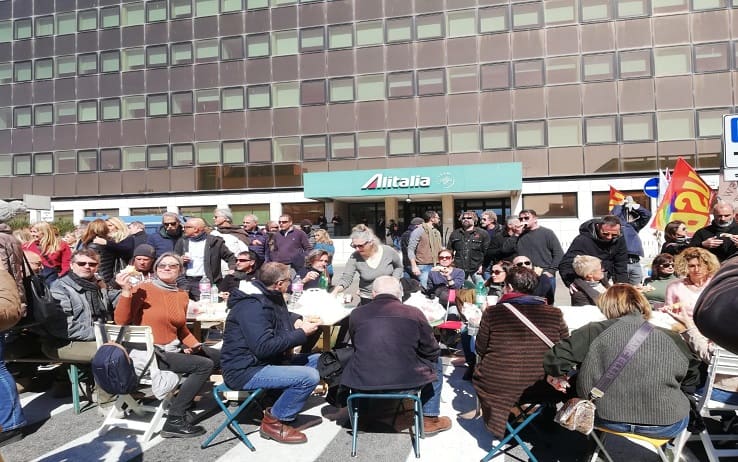 Un momento del flash mob di protesta dei dipendenti Alitalia contro ritardi pagamento Cigs, Fiumicino, 9 Marzo 2022. ANSA/TELENEWS