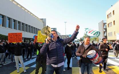 Fiumicino, flash mob ex lavoratori Alitalia per ritardo pagamento Cigs