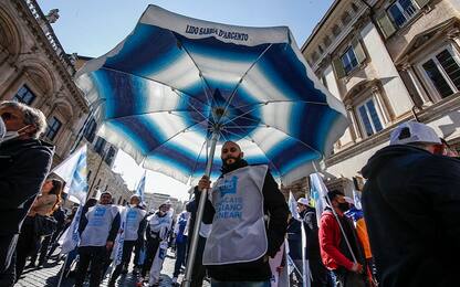 Protesta degli imprenditori balneari a Roma contro legge sul settore