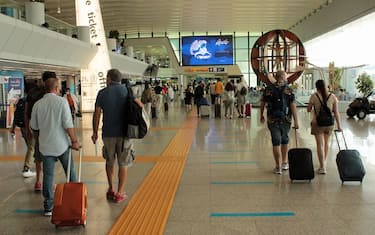Passeggeri in partenza per le vacanze dal terminal 3 dell'aeroporto 'Leonardo Da Vinci', Fiumicino (Roma),  in una foto di archivio. 
ANSA/ TELENEWS
