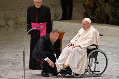 Papa Francesco di nuovo in sedia a rotelle per incontri e udienze