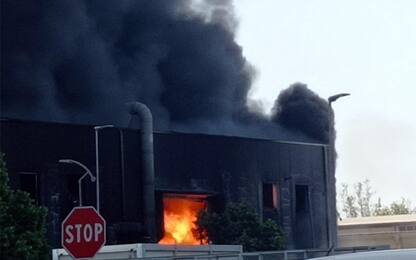Incendio a Monterotondo, in fiamme una fabbrica di vernici. VIDEO