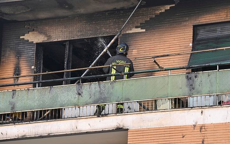 Vigili del Fuoco al lavoro per spegnere un incendio divampato all'ultimo piano di un edificio in via Agostino Richelmy nel quartiere Aurelio a Roma, 23 maggio 2022. ANSA/RICCARDO ANTIMIANI