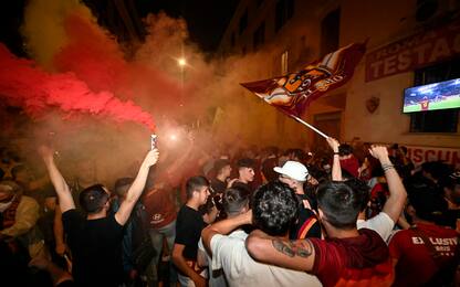 Roma, migliaia di tifosi in festa per vittoria Conference League VIDEO