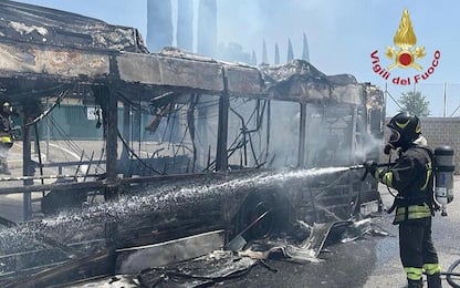Incendio a Roma, due bus in fiamme: nessun ferito