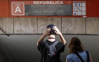 I primi passeggeri entrano nella stazione Repubblica della Metro A riaperta dopo 246 giorni, Roma, 26 giugno 2019. ANSA/RICCARDO ANTIMIANI