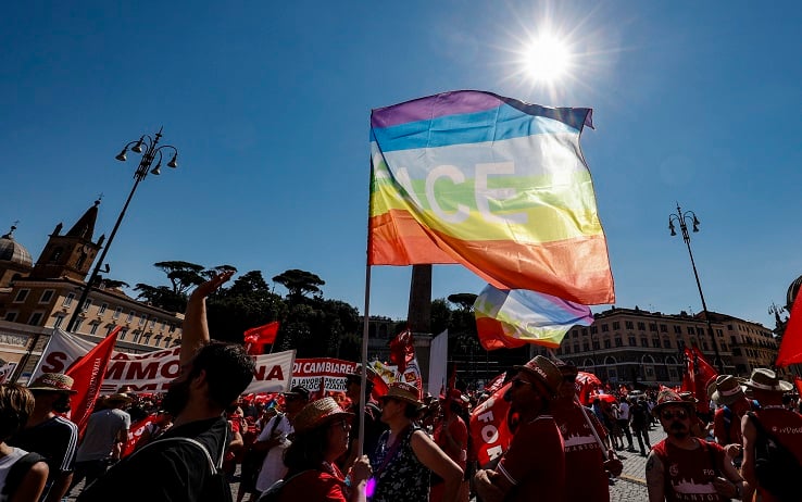Manifestanti della Cgil in Piazza del Popolo con la bandiera della pace