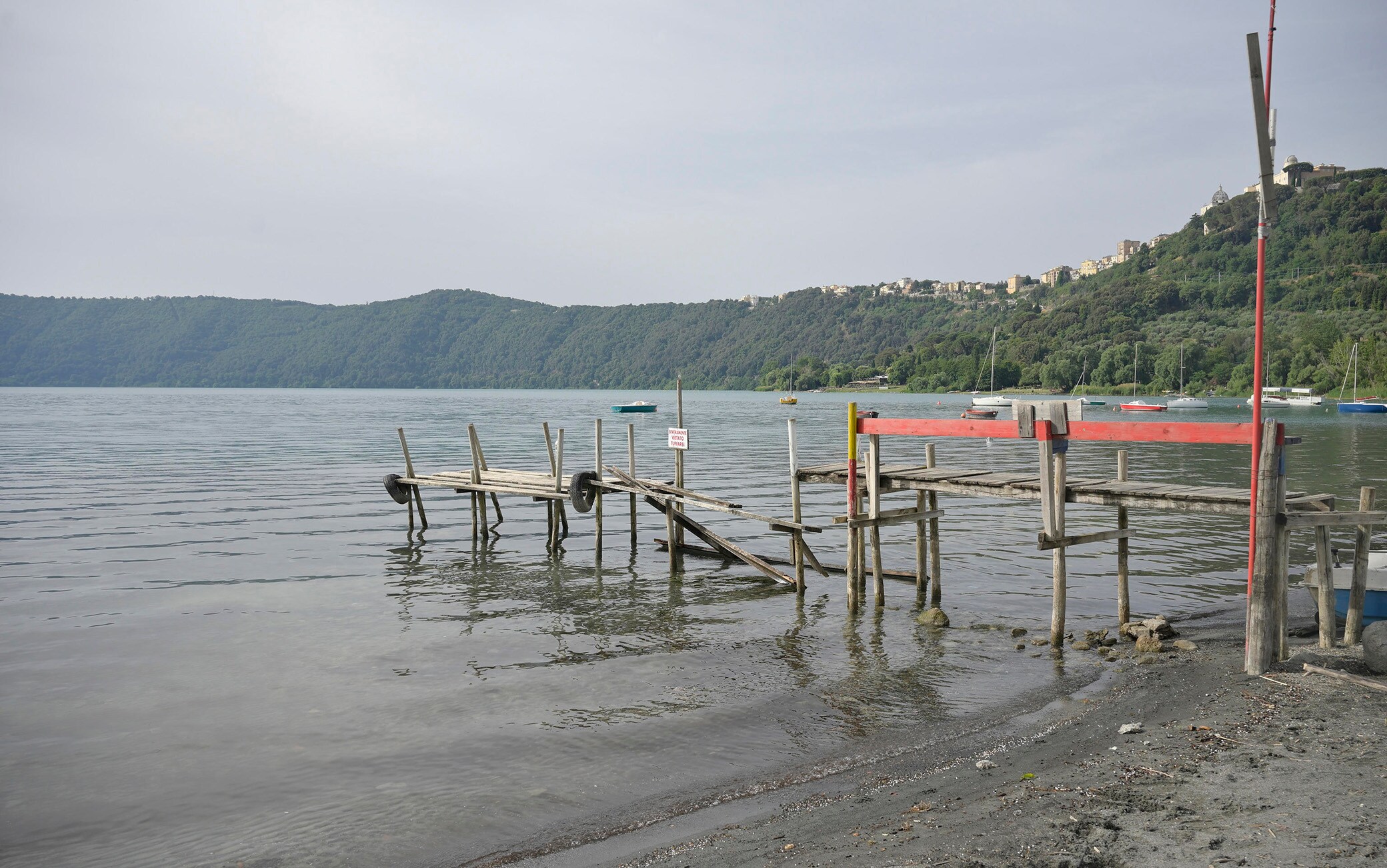 Il basso livello dell’acqua del lago di Albano dovuto allo stato di siccità nel Lazio. Roma, 23 giugno 2022. ANSA/CLAUDIO PERI