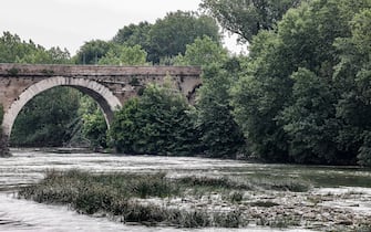 A view of the Tevere river at the Ponte Milvio at risk of dryness during the drought that hit the city of Rome in the last months, Rome, Italy, 23 June 2022.ANSA/FABIO FRUSTACI