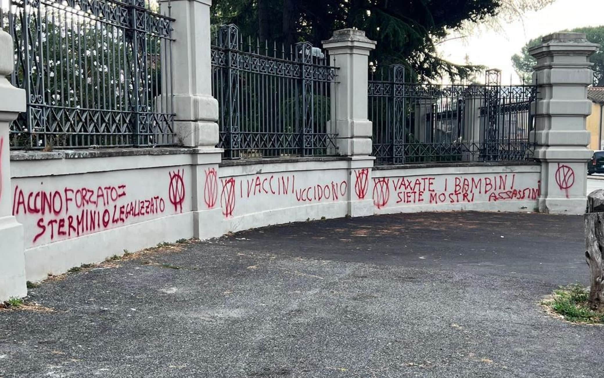 Alcune scritte contro la somministrazione dei vaccini all'esterno dell'istituto Spallanzani a Roma, 23 giugno 2022. ANSA/ ++HO - NO SALES EDITORIAL USE ONLY++