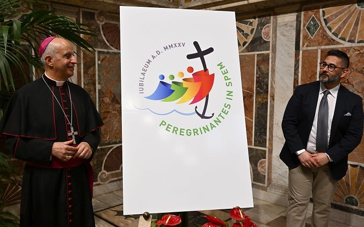 L'arcivescovo Fisichella con l'artista Giacomo Trevisani
