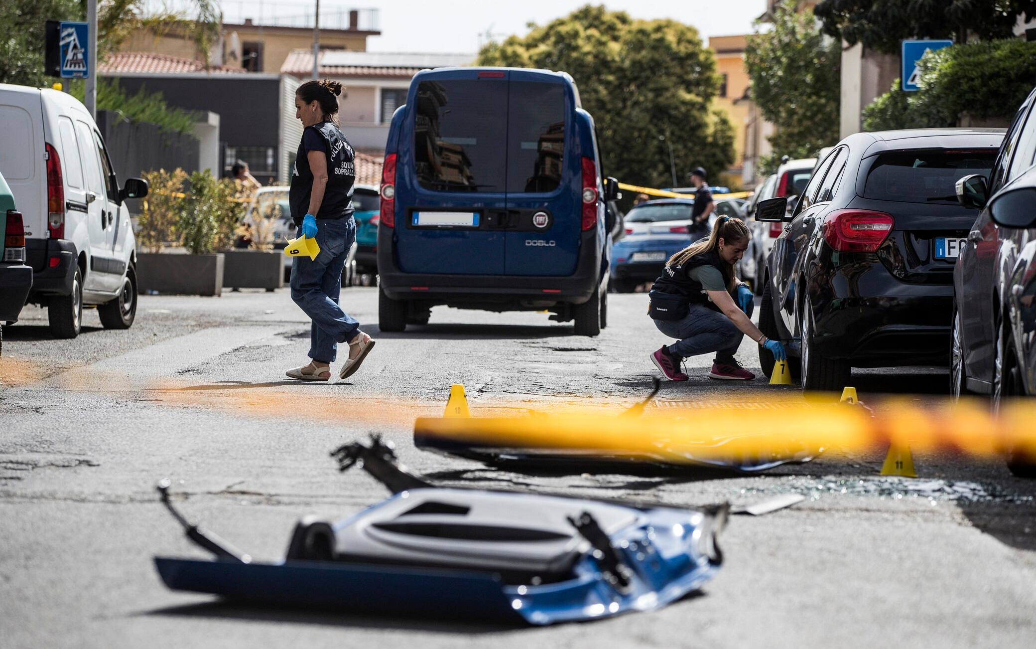 La polizia scientifica effettua i rilievi dopo l'assalto ad un portavalori in via Anteo, Roma, 1 luglio 2022. ANSA/ANGELO CARCONI