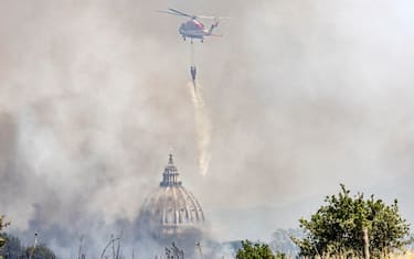 The great fire that developed in the north of Rome involving the area of Pineta Sacchetti and Monte Mario, Rome, Italy, 04 June 2022. The flames affect the park of Pineto where it would have developed the first outbreak then propagated thanks to the hot wind.   ANSA / Massimo Percossi