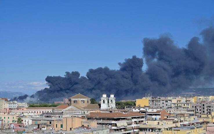 Il fumo di un incendio divampato in zona Centocelle a Roma, 9 luglio 2022. ANSA/CLAUDIO PERI
