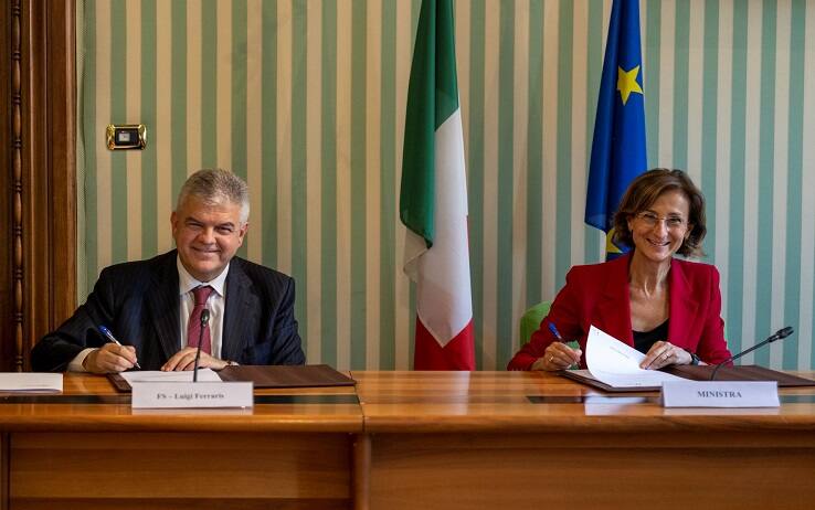 L'ad del Gruppo FS Luigi Ferraris e la ministra Marta Cartabia siglano il protocollo d'intesa