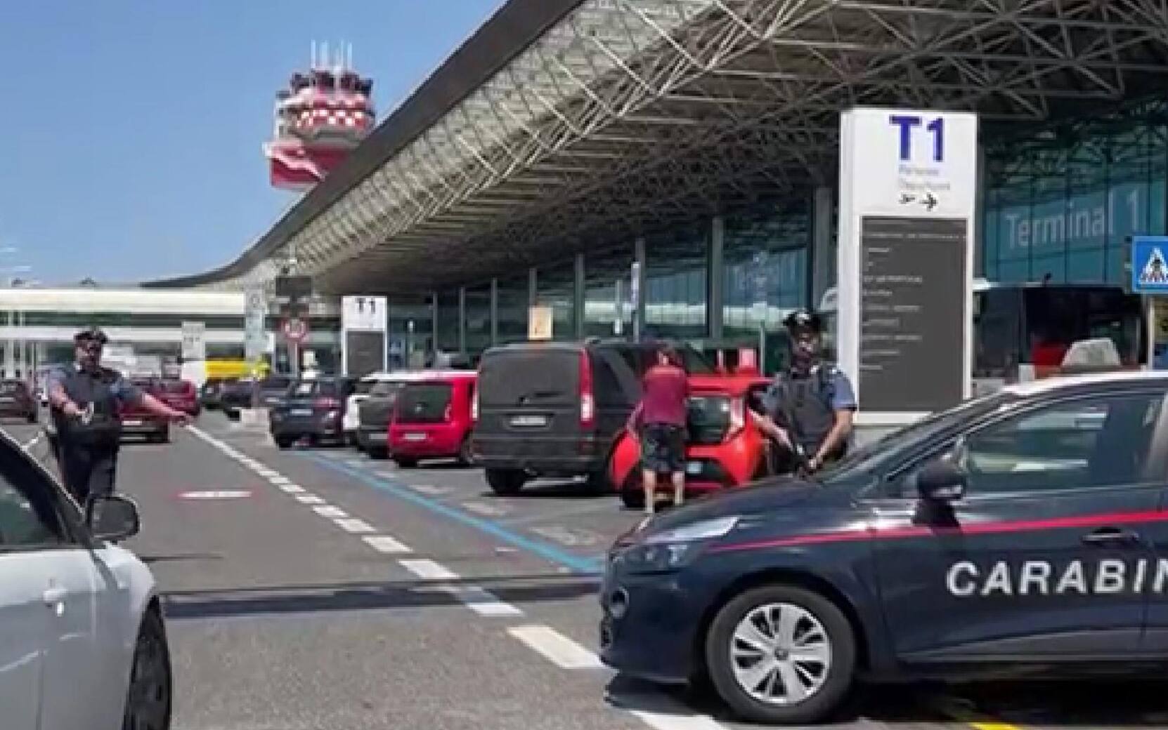Un momento dei quotidiani controlli, da parte dei Carabinieri della Compagnia Aeroporti di Roma, presso lo scalo aeroportuale internazionale "Leonardo Da Vinci" di Fiumicino, Roma, 24 Luglio 2022. ANSA/US CARABINIERI

+++NO SALES, EDITORIAL USE ONLY+++