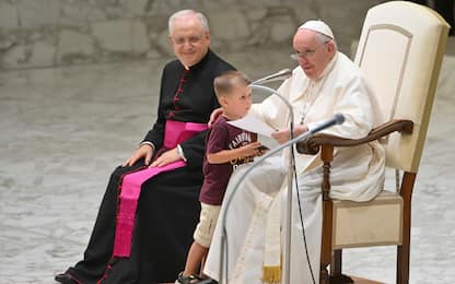 Udienza Papa interrotta da bimbo e svenimento guardia svizzera. VIDEO