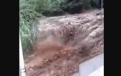 Maltempo a Formia, un fiume di fango lambisce le case. VIDEO