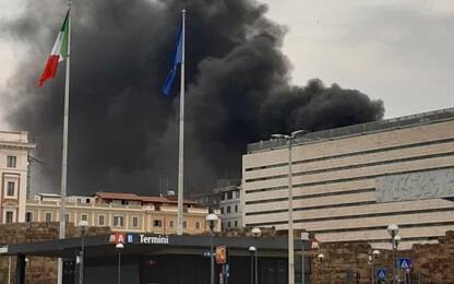 Incendio vicino stazione Termini a Roma, nube fumo su centro