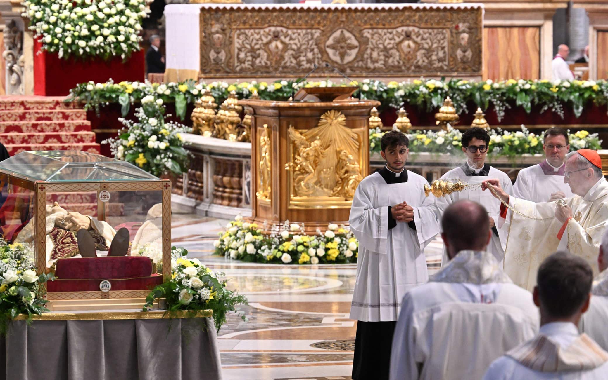 Vatican Secretary of State, Cardinal Parolin, blesses the shrine with the remains of Pope John XXIII, as Pope Francis presides over a Mass in Saint Peter’s Basilica for the 60th anniversary of the Second Vatican Council. Vatican City, 11 October 2022. ANSA/CLAUDIO PERI