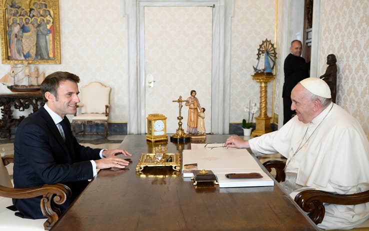 epa10262490 A handout picture provided by the Vatican Media shows Pope Francis and French President Emmanuel Macron during a private audience in Vatican City, 24 October 2022.  EPA/VATICAN MEDIA HANDOUT  HANDOUT EDITORIAL USE ONLY/NO SALES