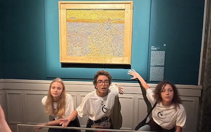 Roma, attivisti di Ultima generazione imbrattano quadro di Van Gogh