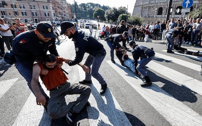Ultima Generazione, gli attivisti bloccano il traffico al Colosseo