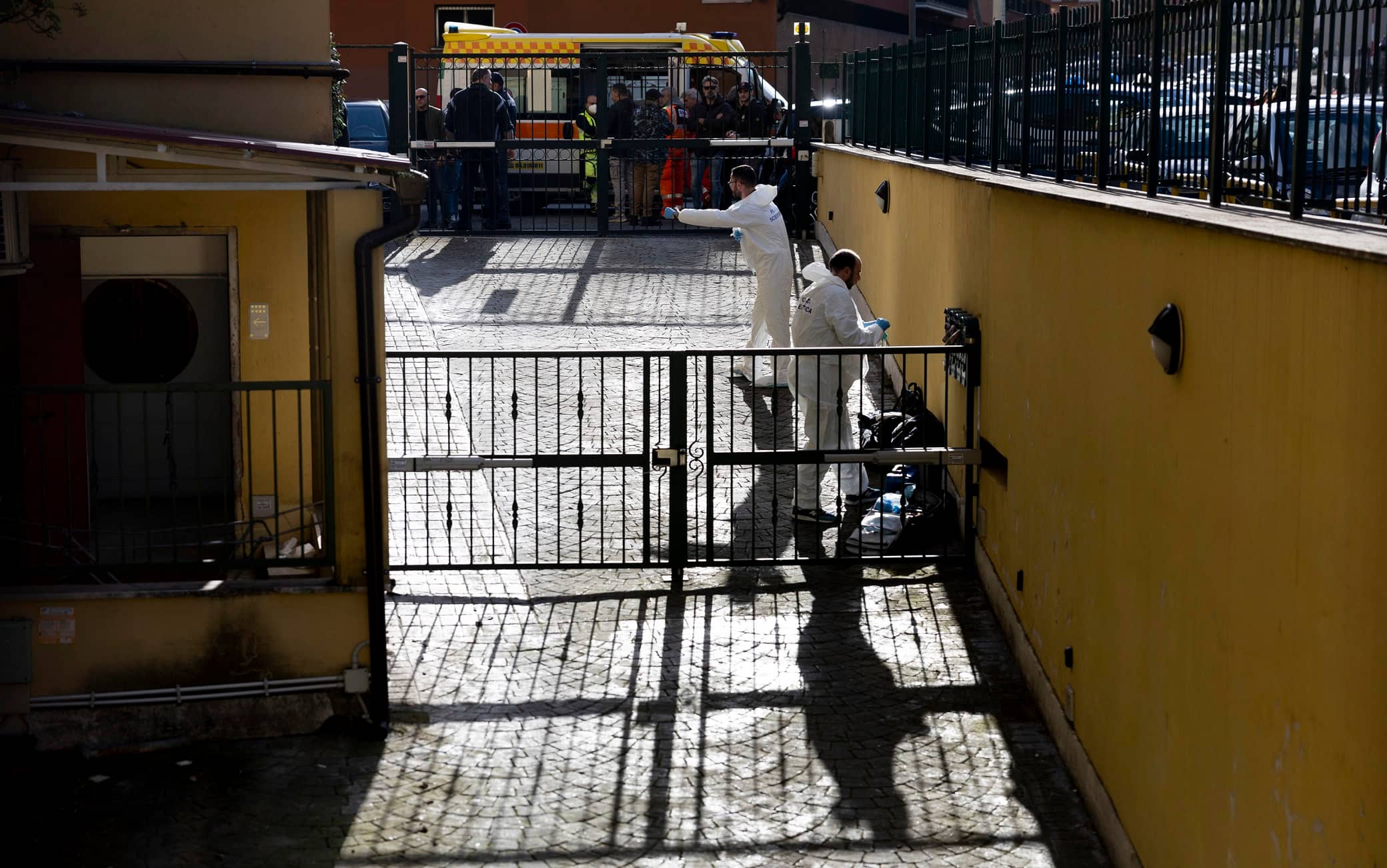 La polizia scientifica esegue i rilievi nell'appartamento in via Durazzo dove una transessuale è stata trovata morta, Roma, 17 novembre 2022.
ANSA/MASSIMO PERCOSSI