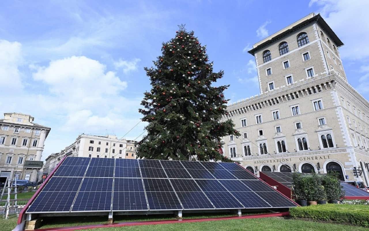 L'albero di Natale con i pannelli solari