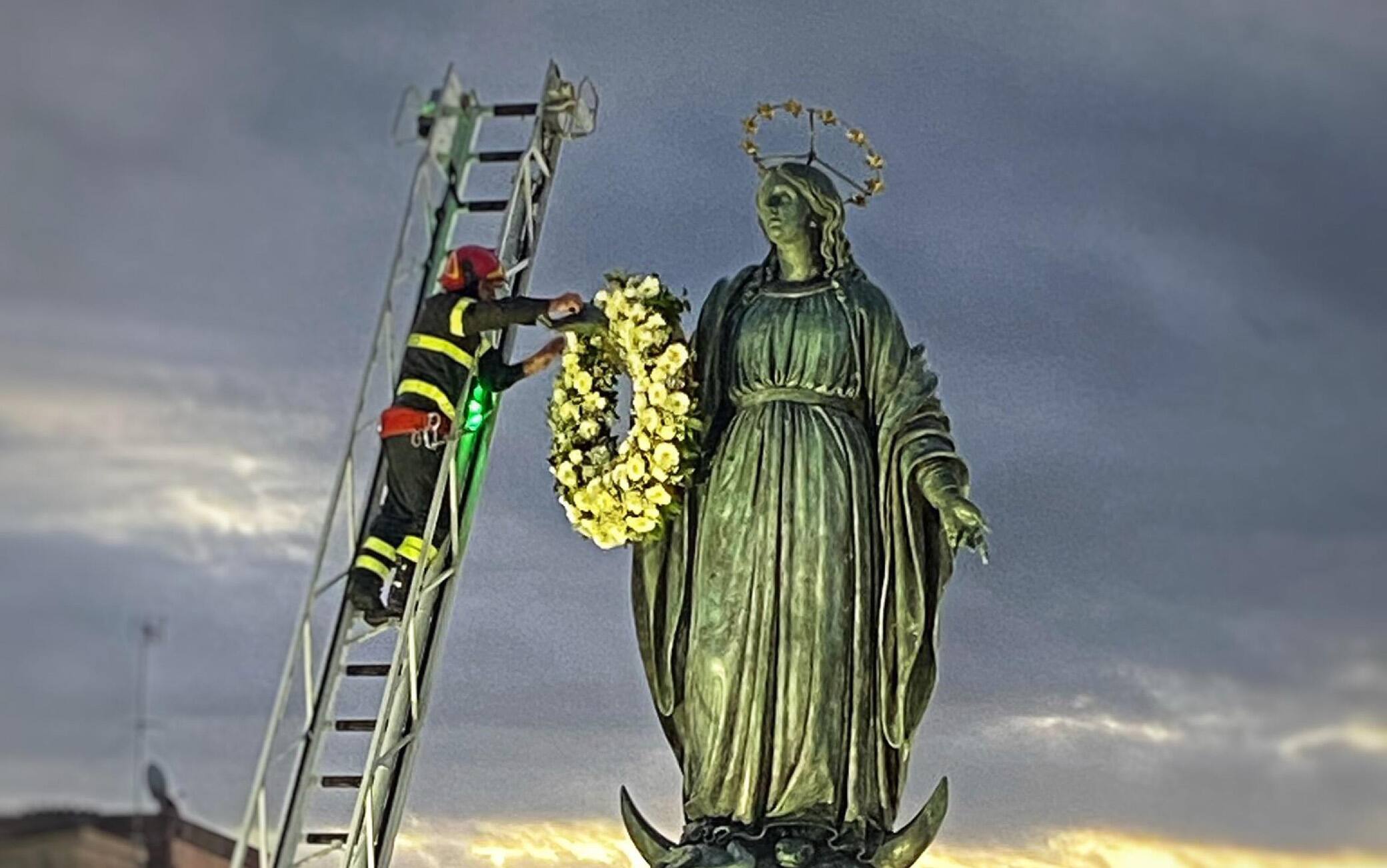 Un post tratto dal profilo Twittter dei vigili del Fuoco:
@vigilidelfuoco
L’omaggio floreale alla statua della Madonna in piazza di Spagna, una tradizione per i #vigilidelfuoco per celebrare l’#Immacolata. Stamattina la cerimonia a #Roma, presenti il capo Dipartimento Lega e capo del Corpo Parisi #8dicembre+++ATTENZIONE LA FOTO NON PUO' ESSERE PUBBLICATA O RIPRODOTTA SENZA L'AUTORIZZAZIONE DELLA FONTE DI ORIGINE CUI SI RINVIA+++