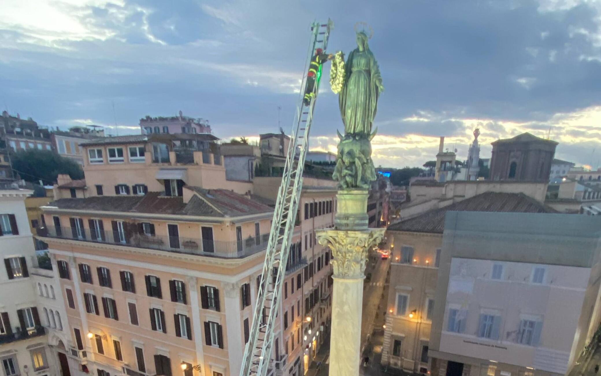 Un post tratto dal profilo Twittter dei vigili del Fuoco:@vigilidelfuocoL’omaggio floreale alla statua della Madonna in piazza di Spagna, una tradizione per i #vigilidelfuoco per celebrare l’#Immacolata. Stamattina la cerimonia a #Roma, presenti il capo Dipartimento Lega e capo del Corpo Parisi #8dicembre+++ATTENZIONE LA FOTO NON PUO' ESSERE PUBBLICATA O RIPRODOTTA SENZA L'AUTORIZZAZIONE DELLA FONTE DI ORIGINE CUI SI RINVIA+++